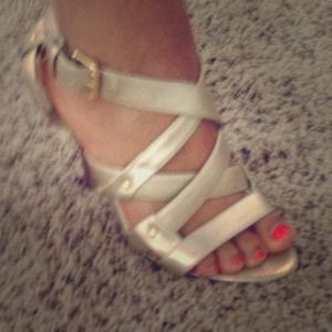 ⛔⛔TRADED⛔⛔✨REDUCED✨Gold heels