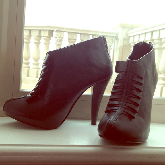 Forever 21 black boots bundles for @elizabrthmaris