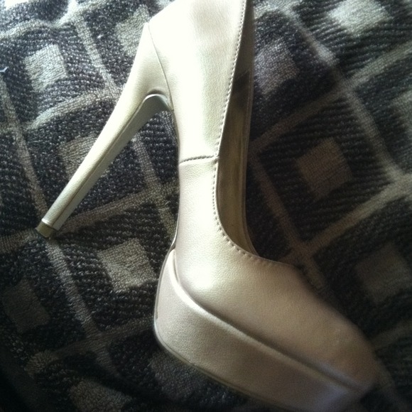 Shimmery beige heels