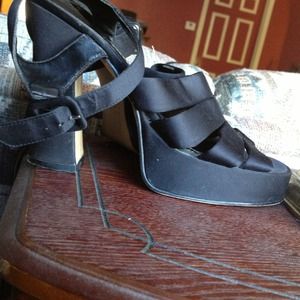 👍REDUCED👍strappy open toe chunky heel