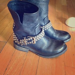 Reduced! Amazing Steve Madden boots! All leather!
