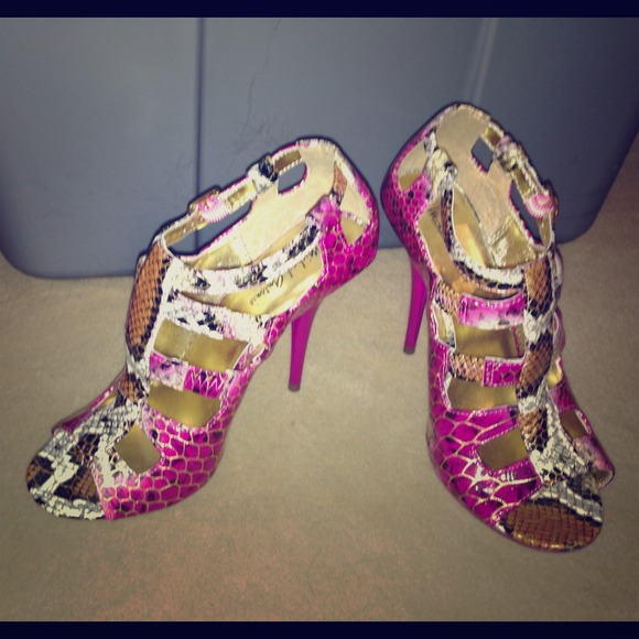 Gorgeous6 1/2 Michael Antonio faux snake skin!