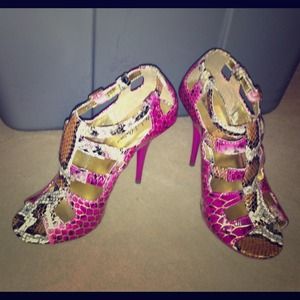 Gorgeous6 1/2 Michael Antonio faux snake skin!