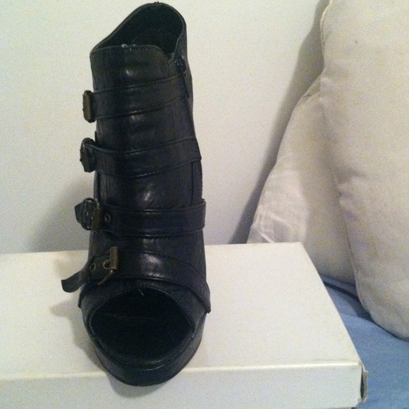 ❌TRADED❌Black with gold high heel booties - Picture 2 of 3