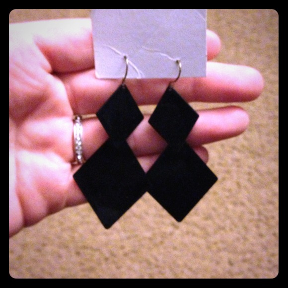 Black geometric dangle earrings