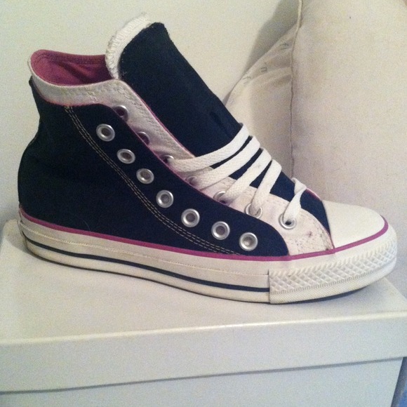 👍👍REDUCED Black white and hit pink converses