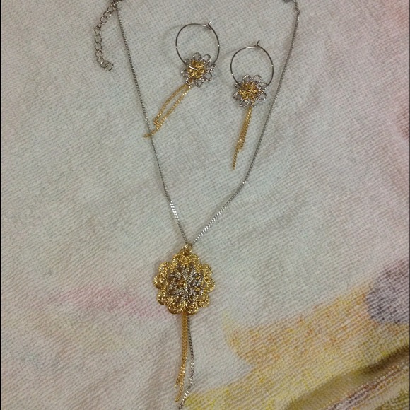 23. Necklace & earring