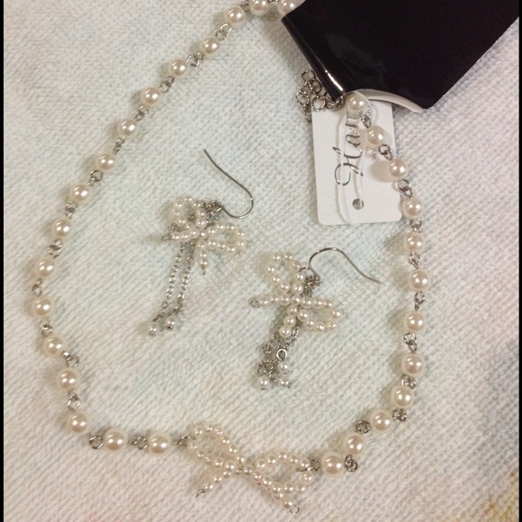 25. Necklace & earring