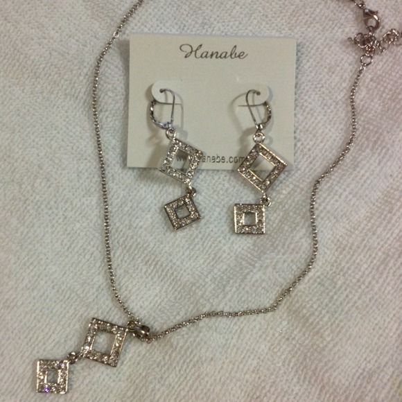 26. Necklace & earring