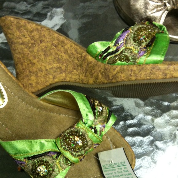 Fun sandals 🍀✂✂✂$15 - Picture 2 of 2