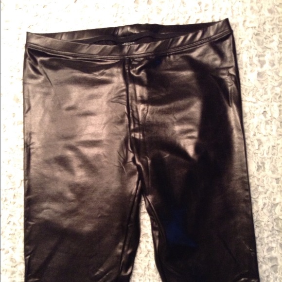 🎀Sold in bundle🎀Hue leather look shiny leggings - Picture 3 of 4