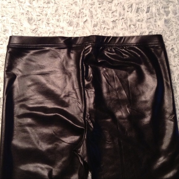 🎀Sold in bundle🎀Hue leather look shiny leggings - Picture 4 of 4