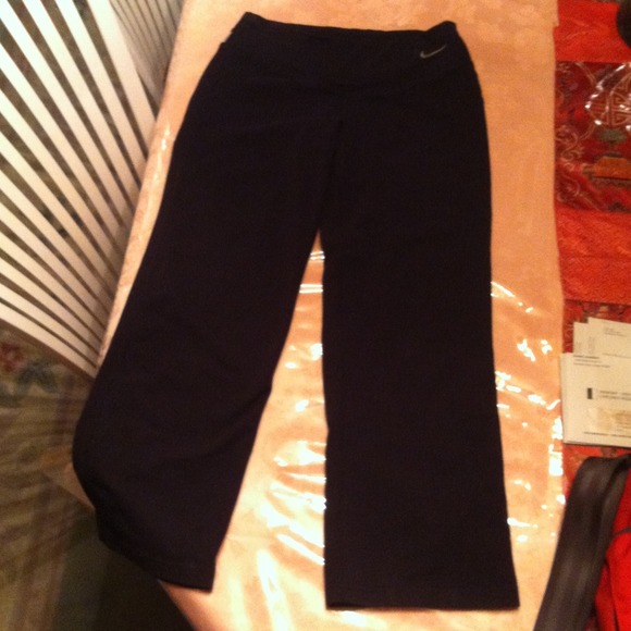 Nike Dri-Fit Capri Workout Pants - Picture 3 of 4