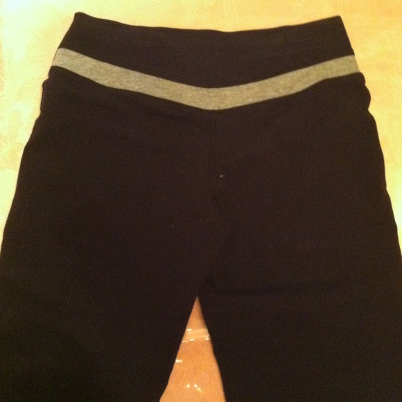 Nike Dri-Fit Capri Workout Pants - Picture 4 of 4