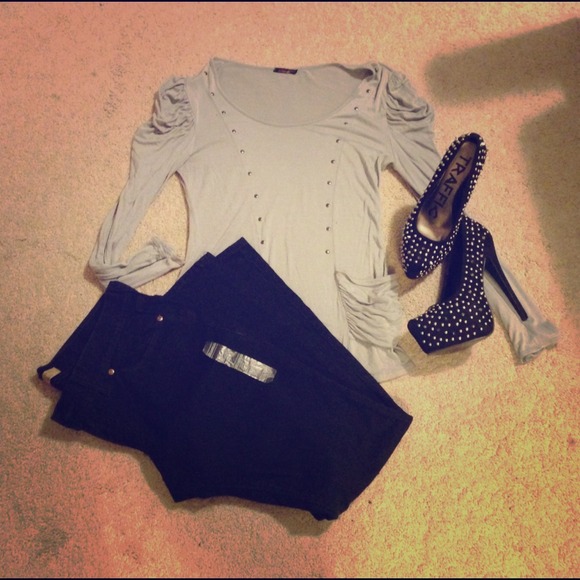 📛SOLD📛 Gray shirt with silver embellished circle