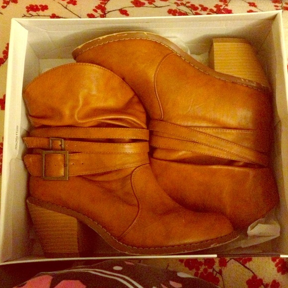 Chestnut ankle boots with removable buckle straps