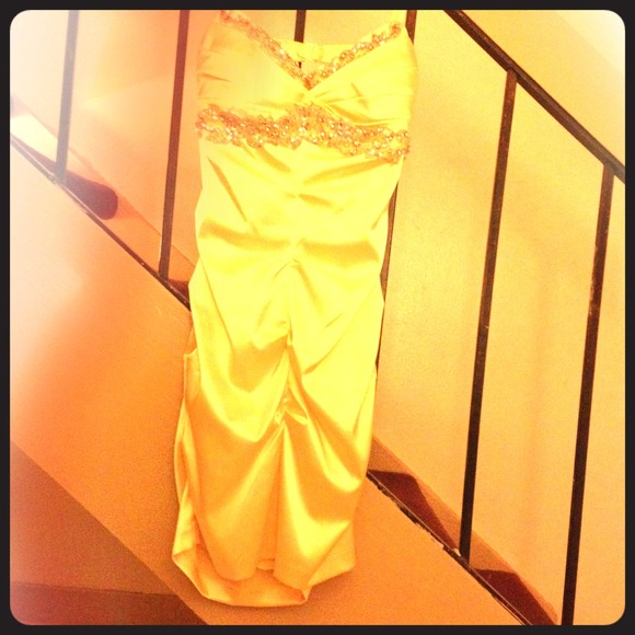 🌟Cinched shiny yellow fitted dress🌟