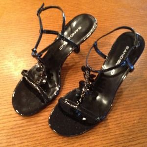 Pretty patent sling sandels Bandolino