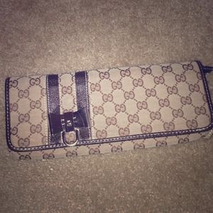 This clutch makes a statement 🙋