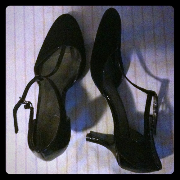 NWOT velvet and leather "Tina" kitten heels.