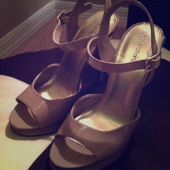 Nude sandal. Size 7