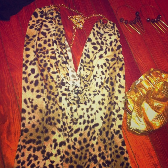 >>Sold>>Gorgeous leopard top!!