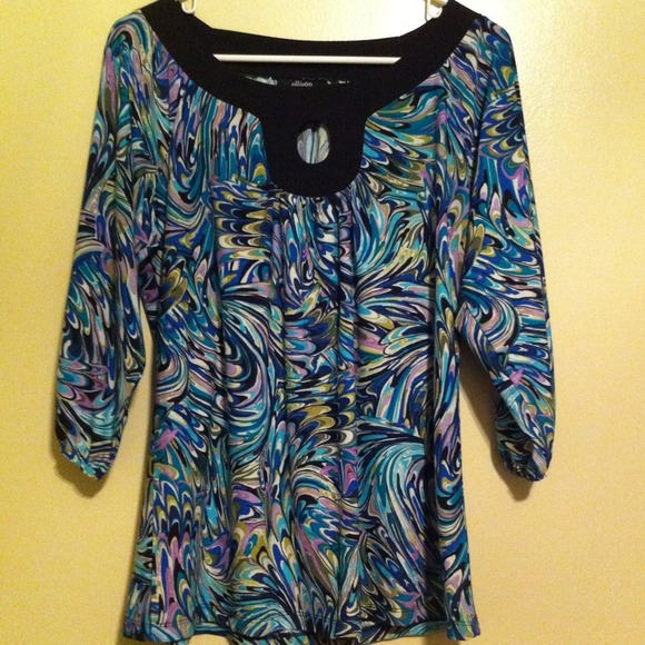 Beautiful multi-color 3/4 sleeve top