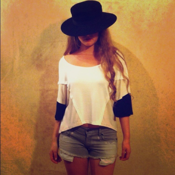 Colorblock jersey knit shirt. Kimono sleeve.