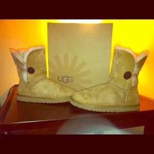 Ugg Bailey Button 100% authentic