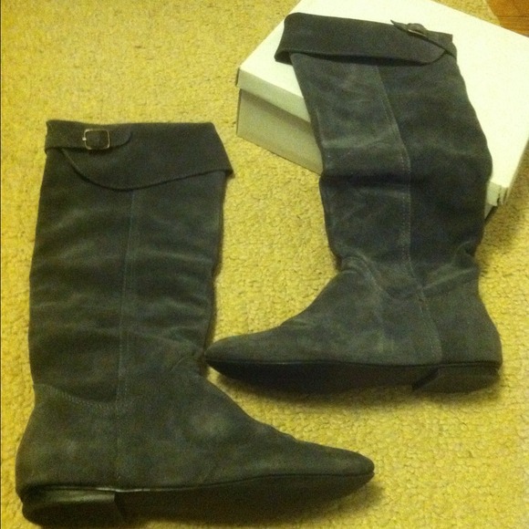 ⛔SOLD⛔- Gray suede boots
