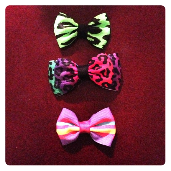 Clip in bows