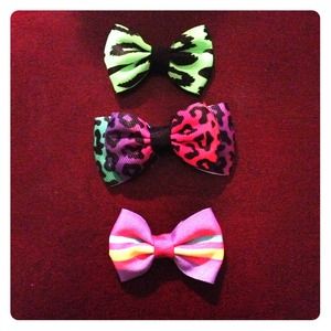 Clip in bows