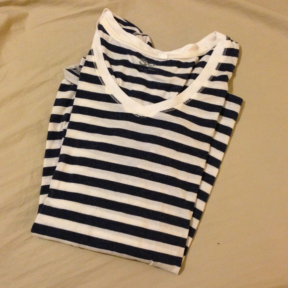 Sold in bundle***Long sleeved tee