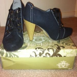 ❤BRAND NEW❤ black lace up canvas booties w/ 4"heel