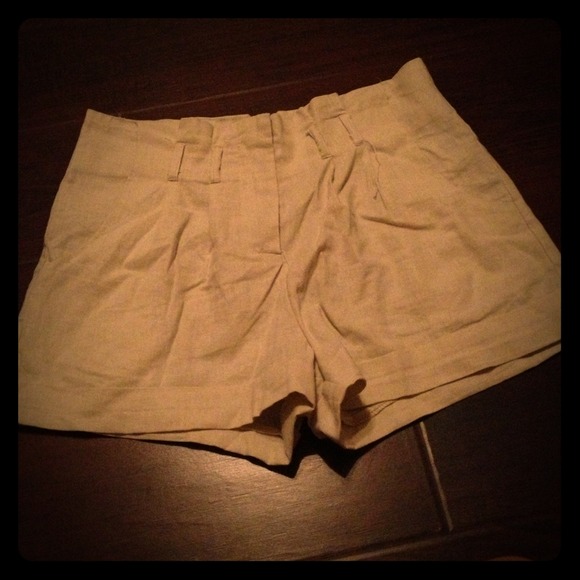 Beige cuffed shorts