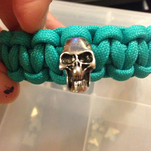 Teal skull paracord bracelet - Picture 2 of 4
