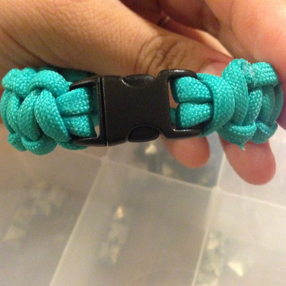 Teal skull paracord bracelet - Picture 3 of 4