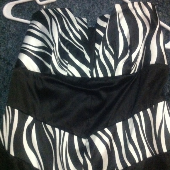 Staples dress - Picture 2 of 3