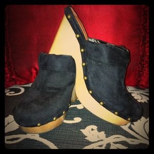 *JUST REDUCED!* Cute Comfy Shoes