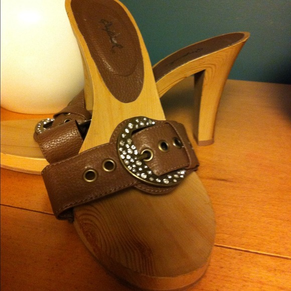 Wooden sole sadals