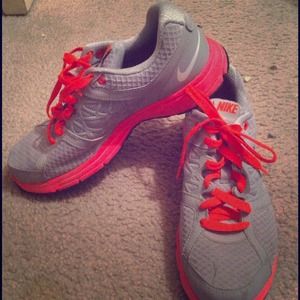 BRAND NEW PINK& GREY NIKE ✔