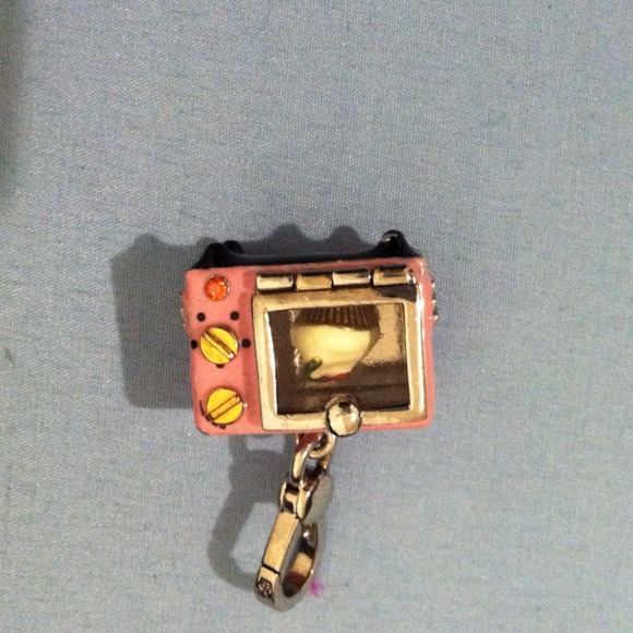 Charm cupcake in oven pink