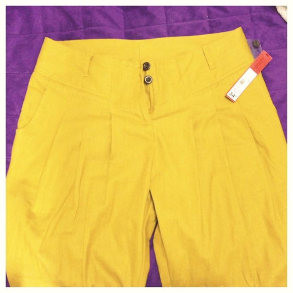 Mustard ish colored high waist pleat pant