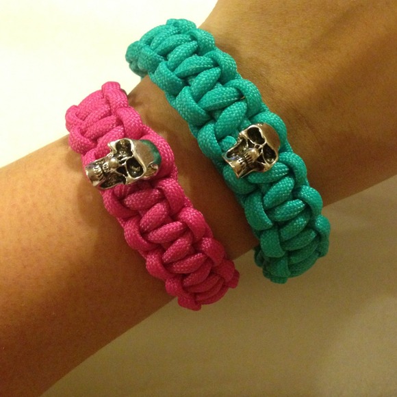 Pink skull paracord bracelet - Picture 3 of 4