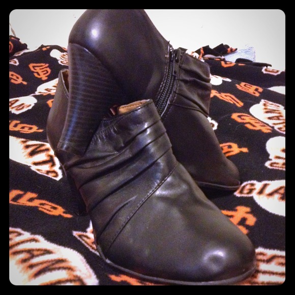Sold Black dress shoes/boots