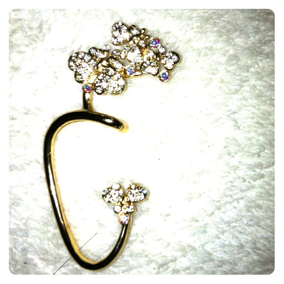 Gold tone diamond heart cuff earring