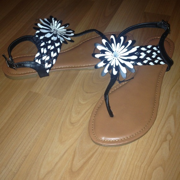 ❌SOLD❌ Black & white sunflower flip flop sandals