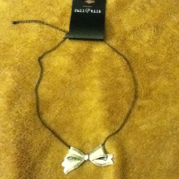 Super adorable silver bow necklace