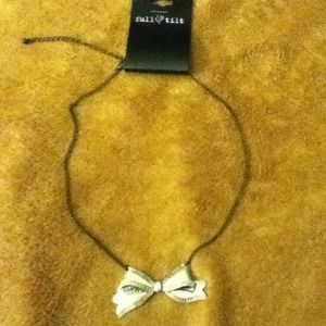 Super adorable silver bow necklace