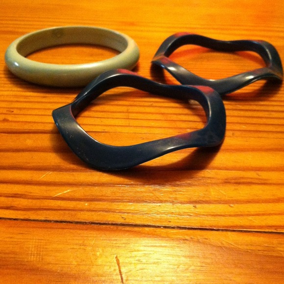 3 plastic bangles - Picture 2 of 3